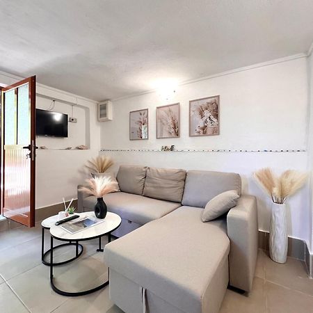 Petra Oliva Apartment Дхерми Экстерьер фото